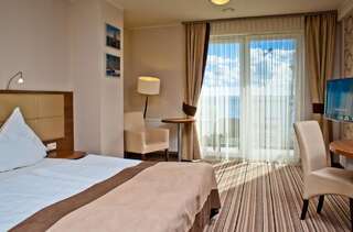 Отель Hotel 77 Restauracja Spa Халупы Улучшенный двухместный номер с 1 кроватью или 2 отдельными кроватями-2